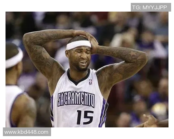 在勇士战快船比赛中，一位酷似科尔的替身成功地分散科尔的注意力