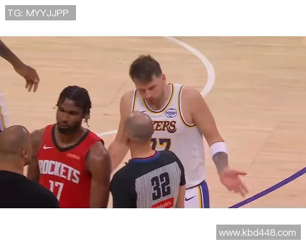 首节火药味十足！巴特勒用球砸狄龙引后者不满 裁判均未吹罚技犯